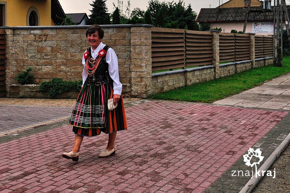 Pani w stroju łowickim