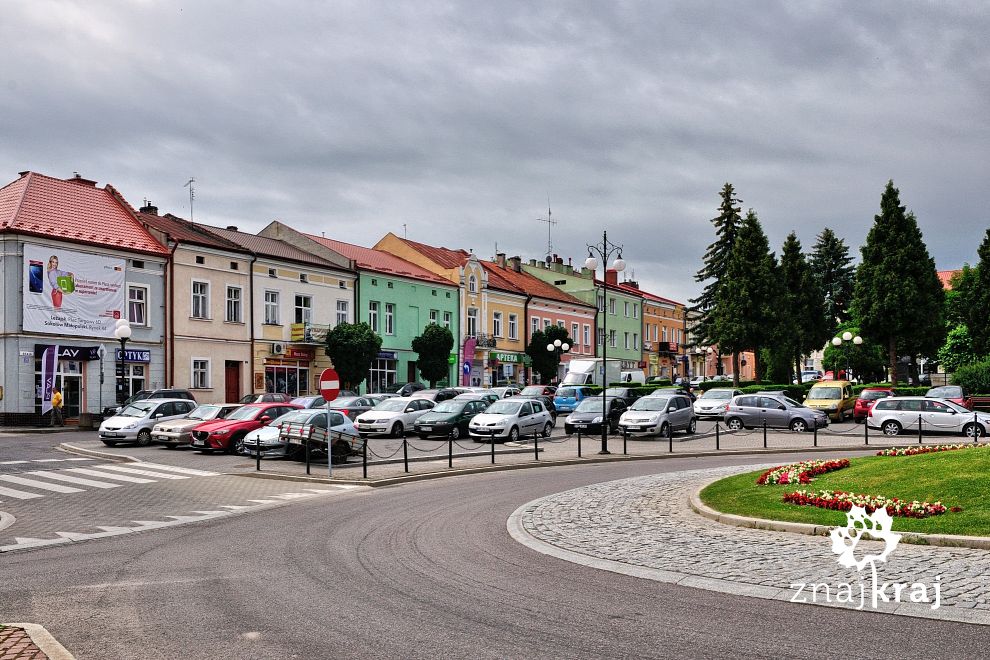 Samochody na rynku w Leżajsku