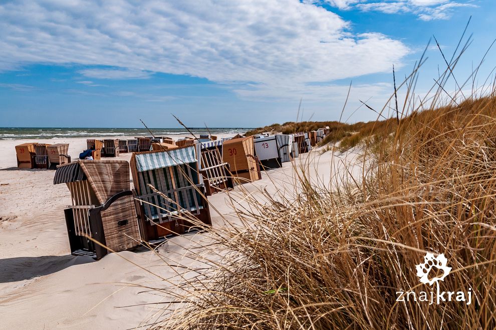 Kosze plażowe na bałtyckiej plaży na półwyspie Darss