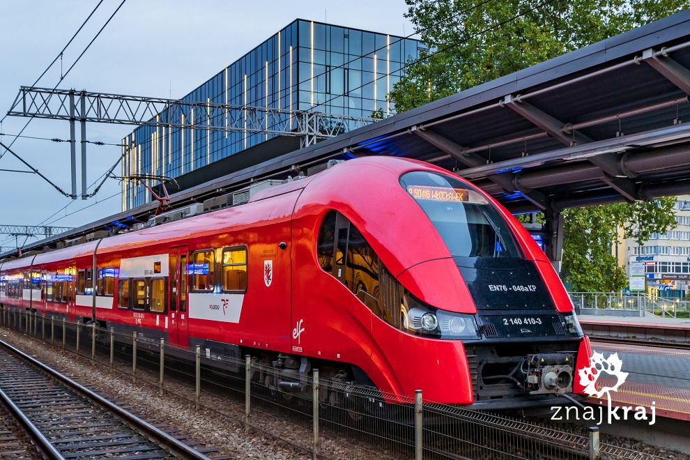 Pociąg pesa elf na dworcu w Bydgoszczy