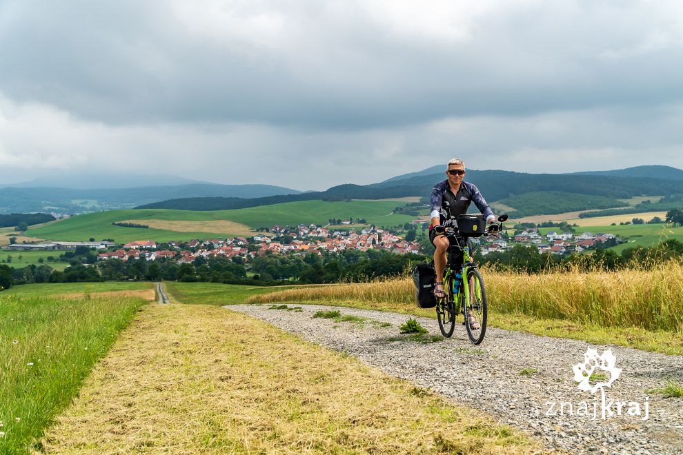 Podjazd po EuroVelo 13, w tle Borsch