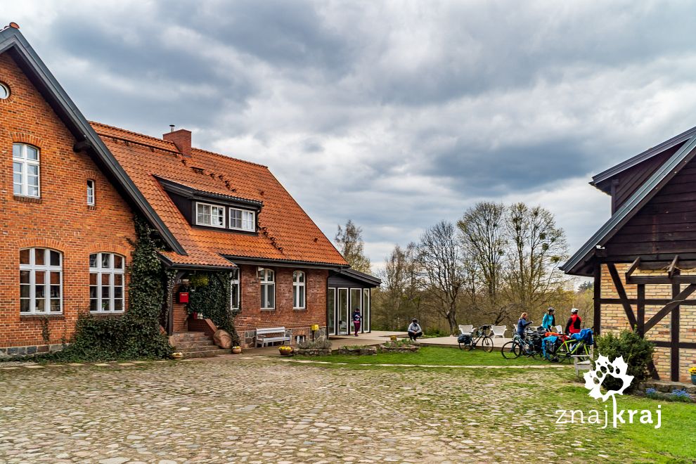 Podwórze Starej Szkoły w Wysokiej Wsi