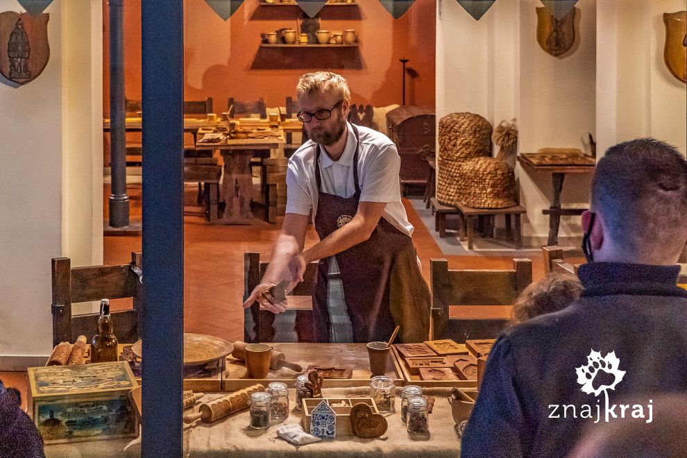 Pokaz wypieku pierników w Muzeum Toruńskiego Piernika