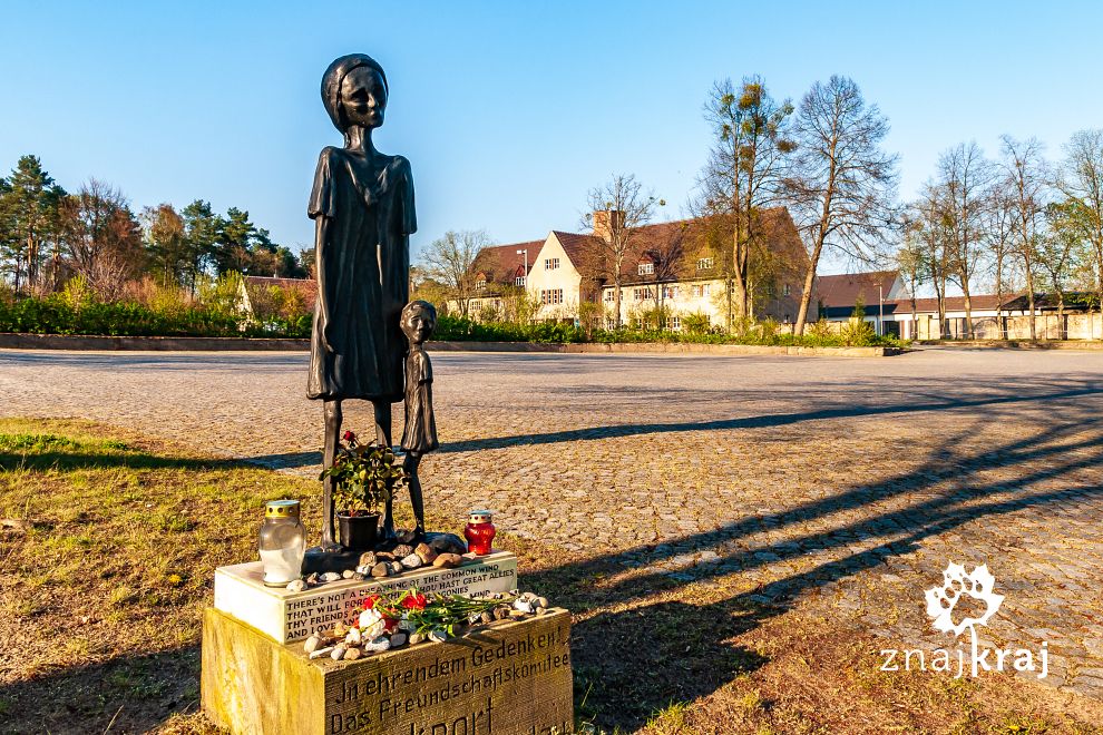 Rzeźba pod pomnikiem w Ravensbrück