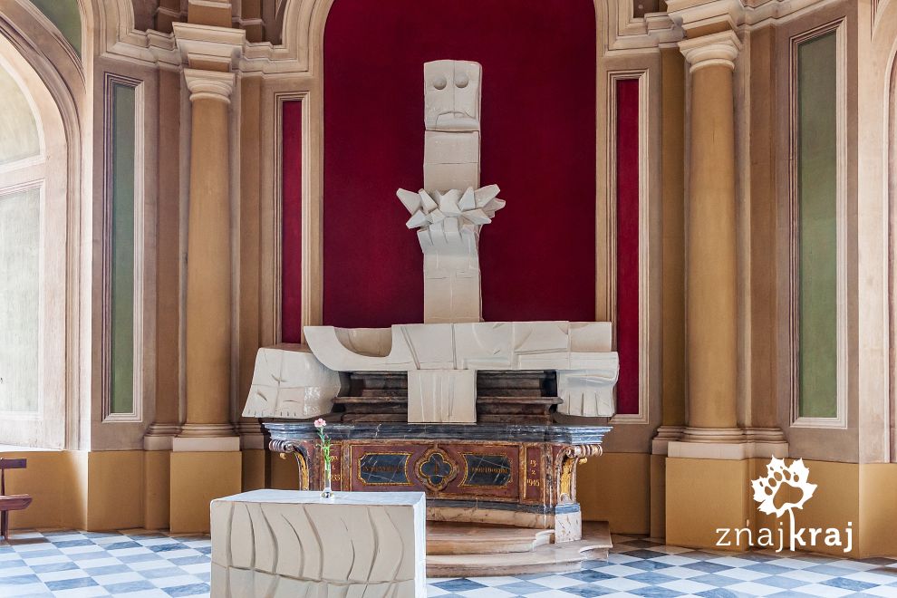 Porcelanowa pieta w katedrze Świętej Trójcy
