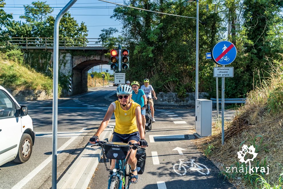 Przejazd dla rowerzystów pod wiaduktem kolejowym