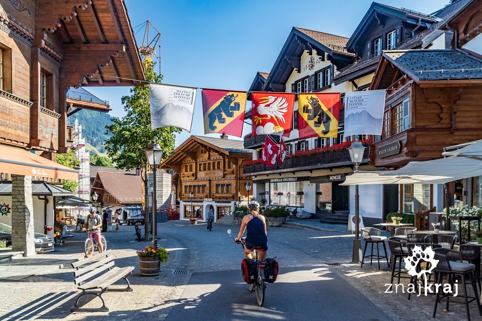 przejazd-przez-centrum-gstaad-w-szwajcar