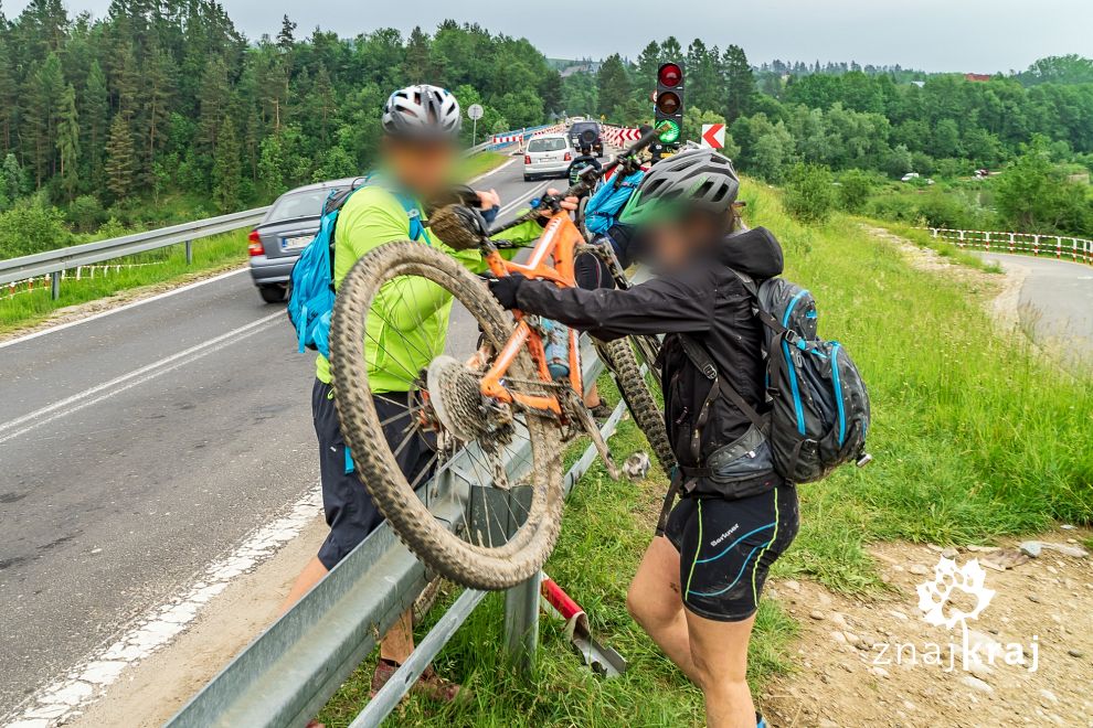 Przenoszenie rowerów w drodze na Velo Czorsztyn