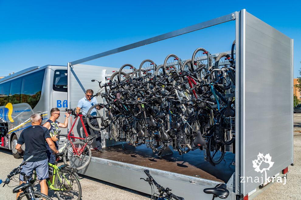 przyczepa-rowerowa-za-autobusem-na-alpe-