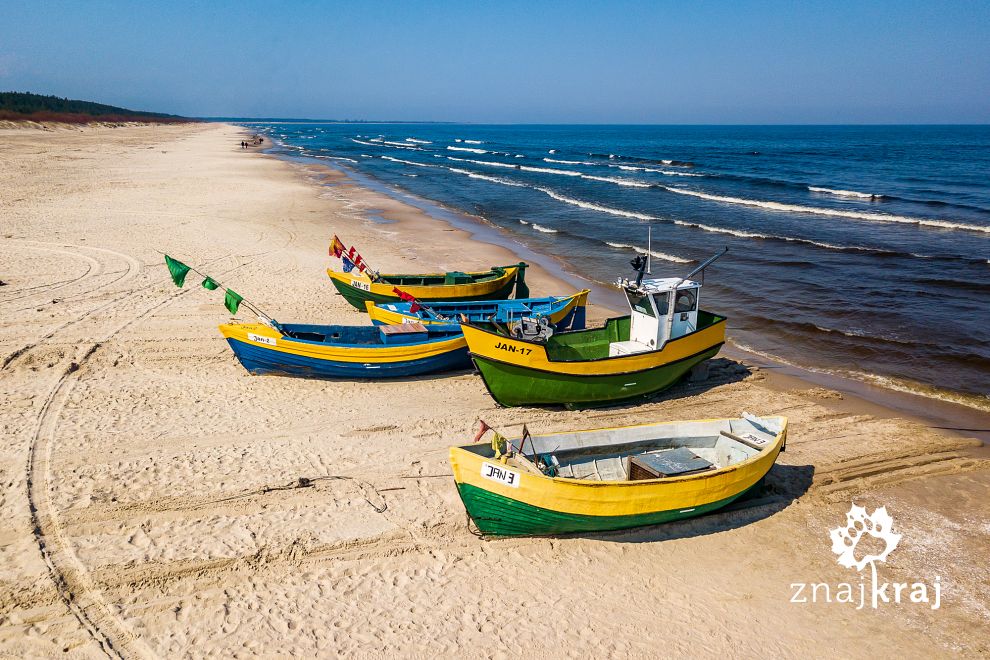 Przystań plażowa łodzi rybackich w Jantarze