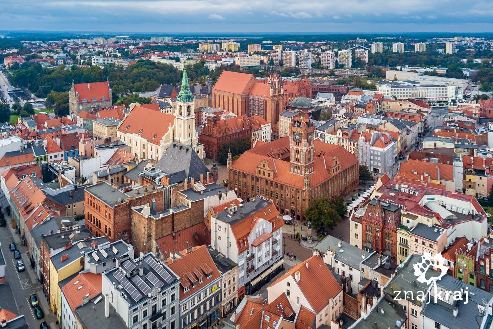 Ratusz Staromiejski i Stare Miasto w Toruniu