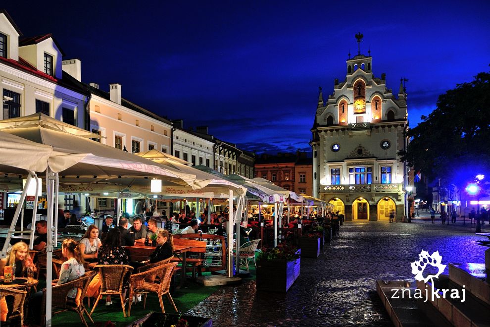 Rynek w Rzeszowie wieczorem