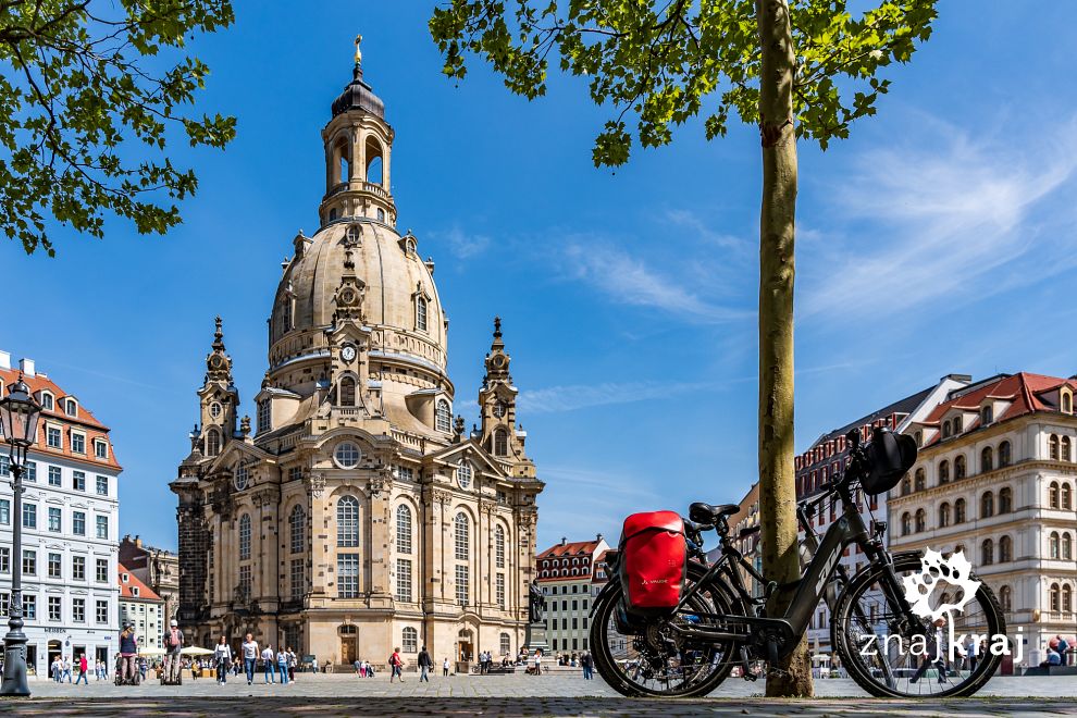 rowery-i-kosciol-mariacki-w-dreznie-niem