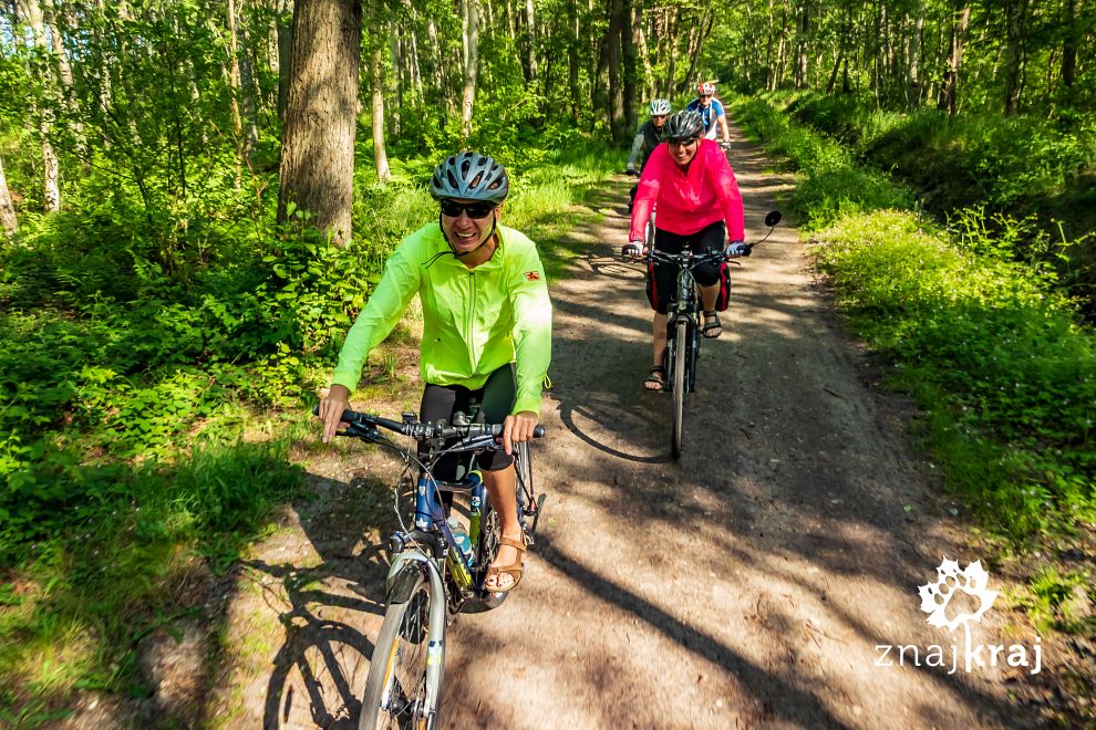 Rowerzyści na dawnej drodze po Półwyspie Helskim