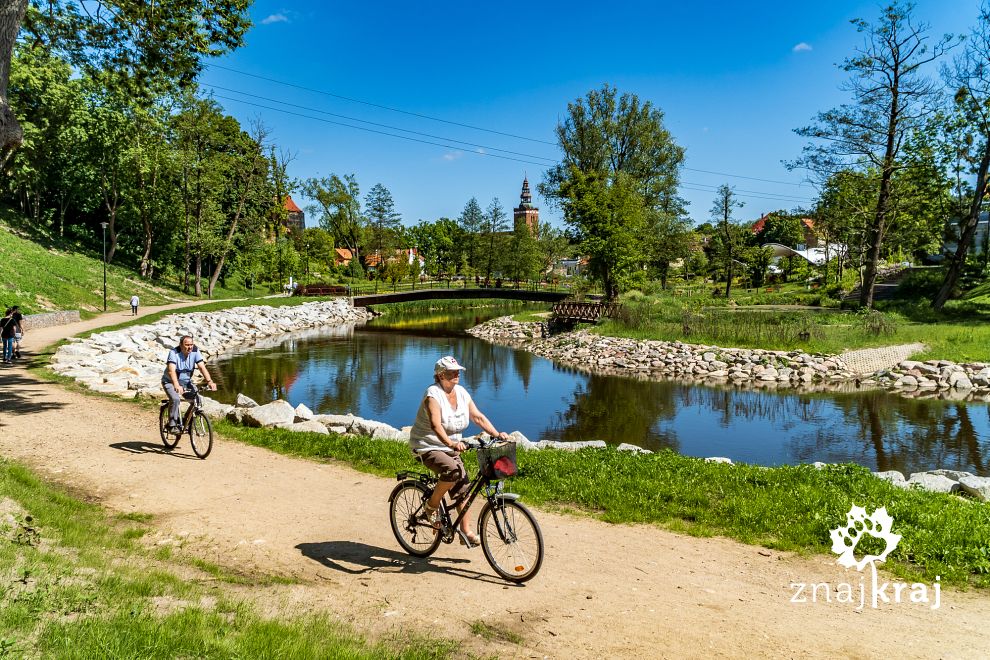 Rowerzyści na promenadzie w Lidzbarku Warmińskim