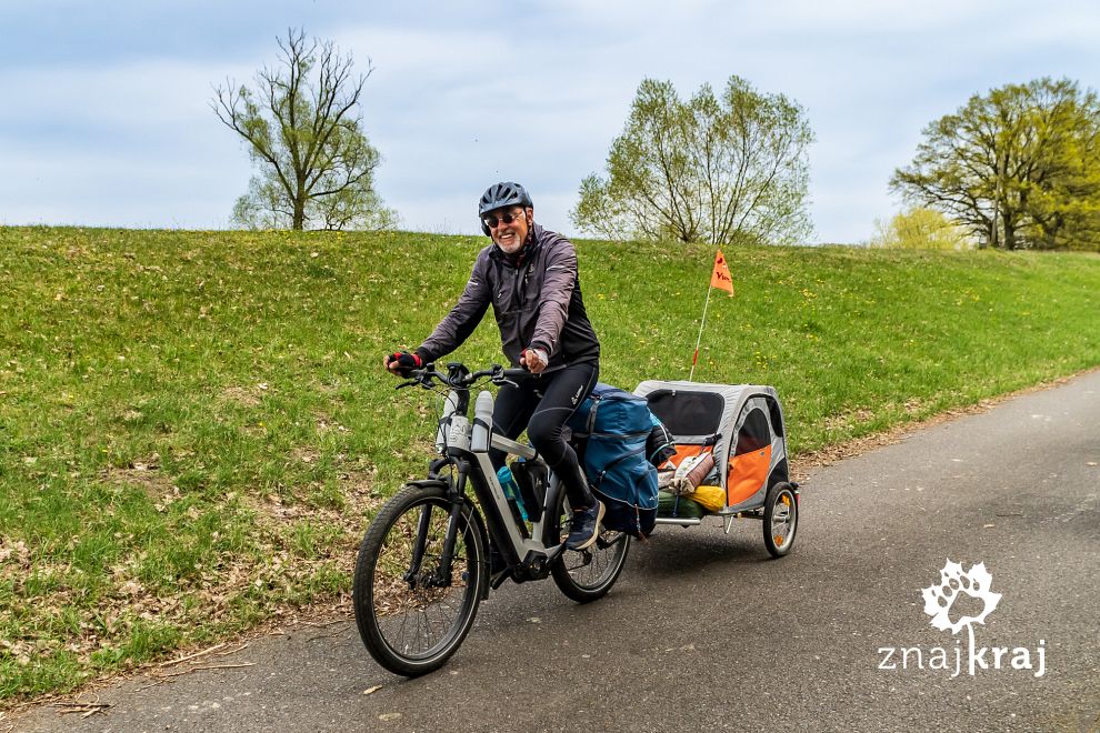 rowerzysta-z-psem-w-przyczepce-nad-odra-