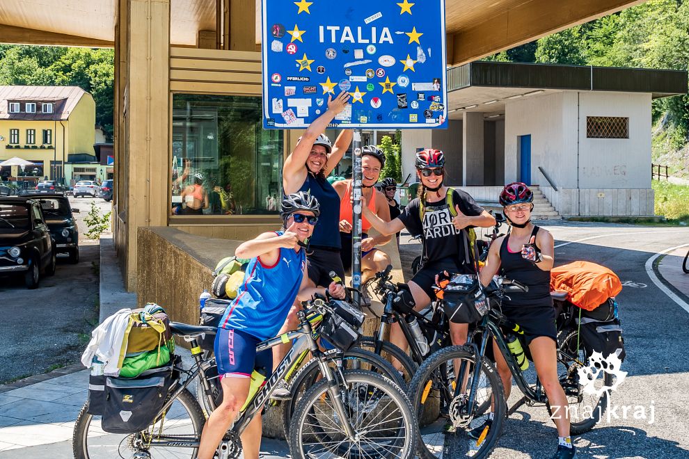 Rowerzystki z Czech na austriacko-włoskiej granicy
