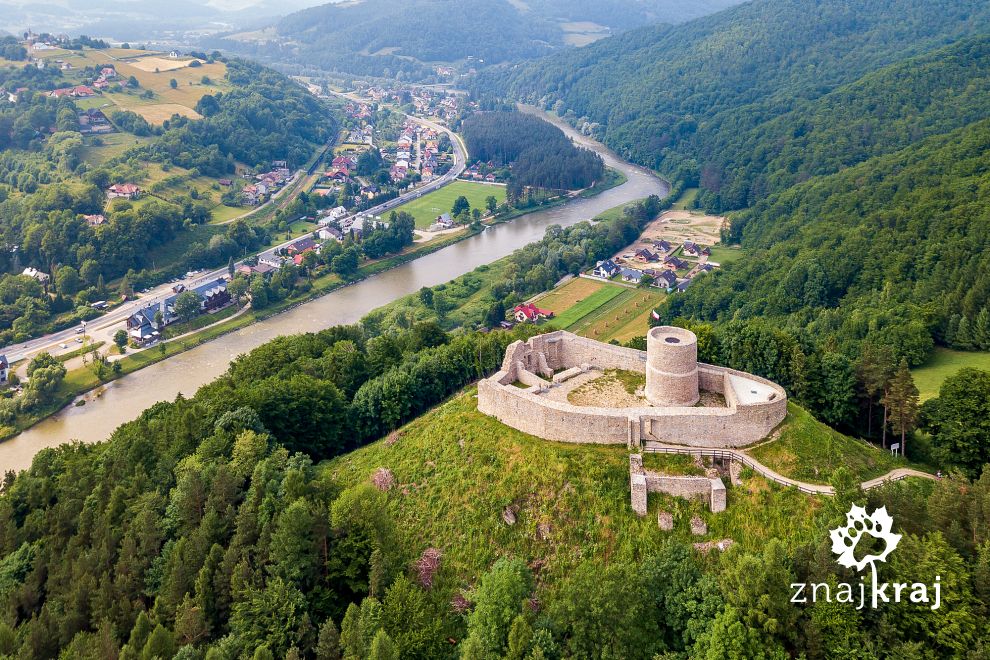 Ruiny zamku w Rytrze nad wodami Popradu