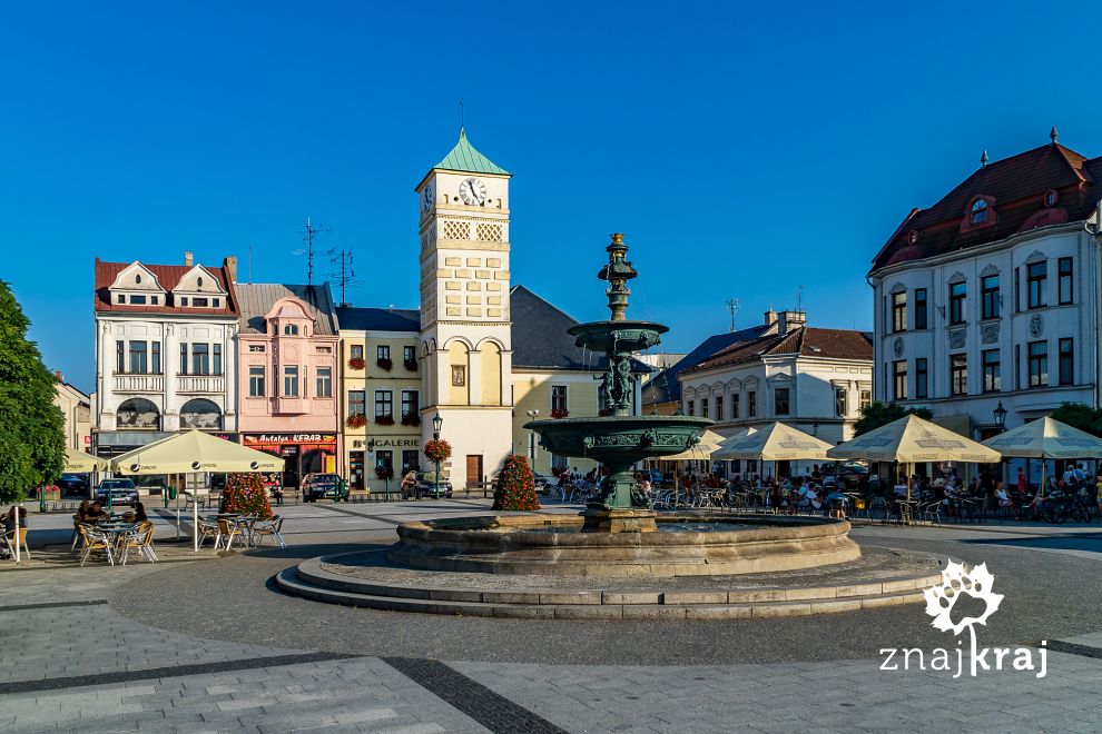 Rynek Masaryka w Karwinie, w tle renesansowy ratusz