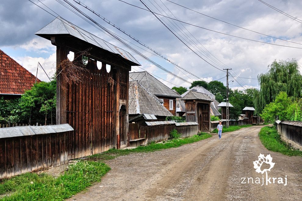 Rząd drewnianych bram w Calinesti