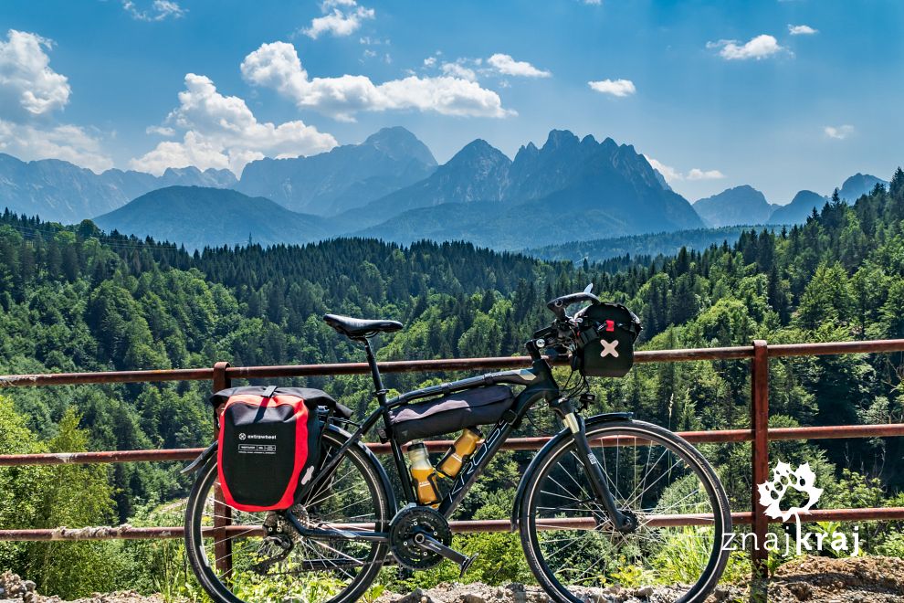 Sakwy rowerowe Extrawheel z Alpami Julijskimi w tle
