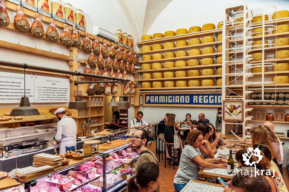 Ser Parmigiano Reggiano w sklepie i restauracji w Bolonii