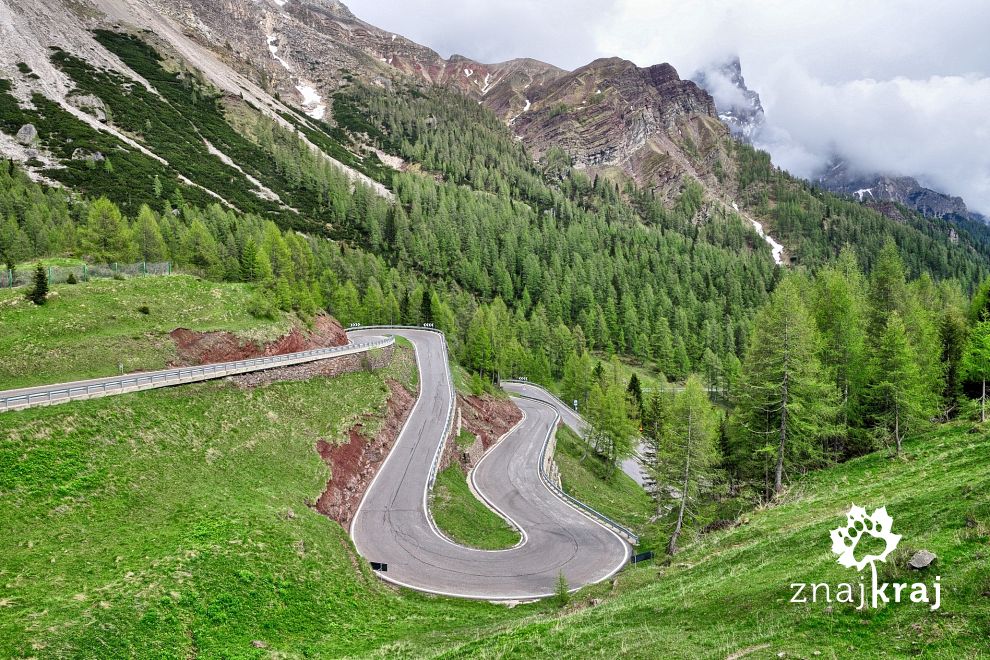 Serpentyny na zjeździe z Passo Rolle