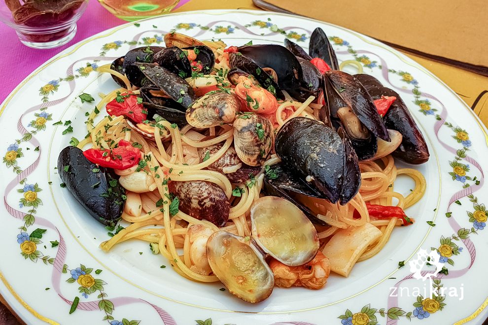 spaghetti-frutti-di-mare-w-restauracji-w