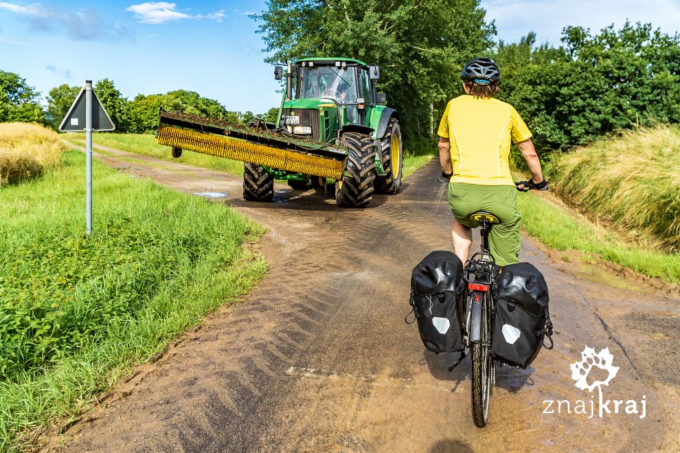 Sprzątanie drogi rowerowej w Niemczech