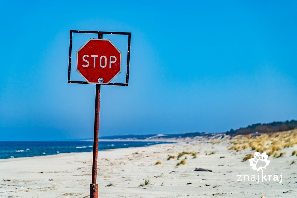 Stop! Znak na końcu ostatniej polskiej plaży na Mierzei Wiślanej