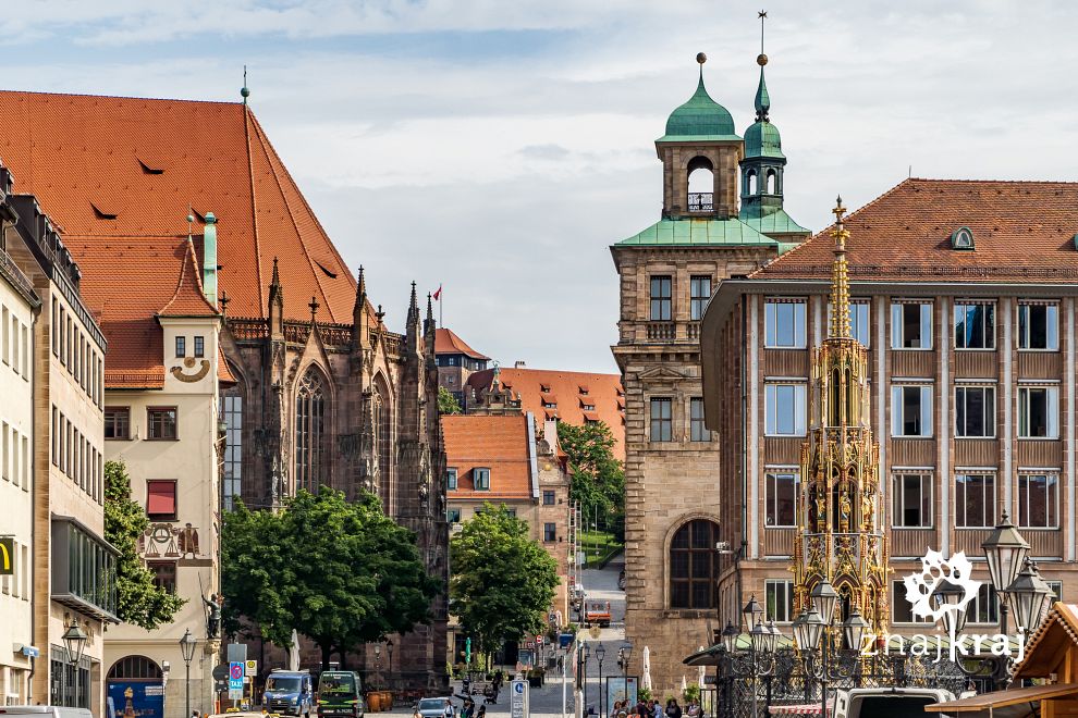 Studnia Schöner Brunnen, Ratusz i kościół św. Sebalda na rynku w Norymberdze