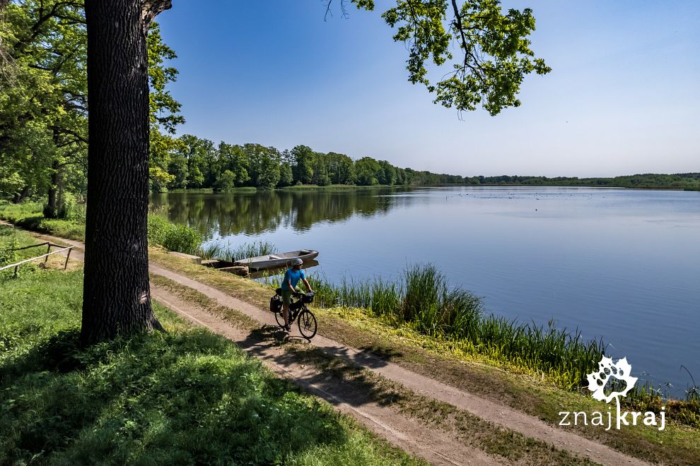 szlak-rowerowy-nad-stawem-czarny-las-dol