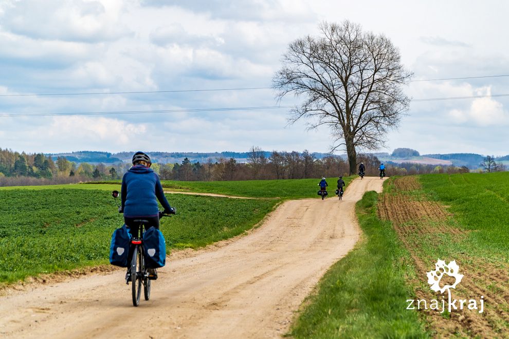 szlak-rowerowy-po-drodze-gruntowej-kolo-