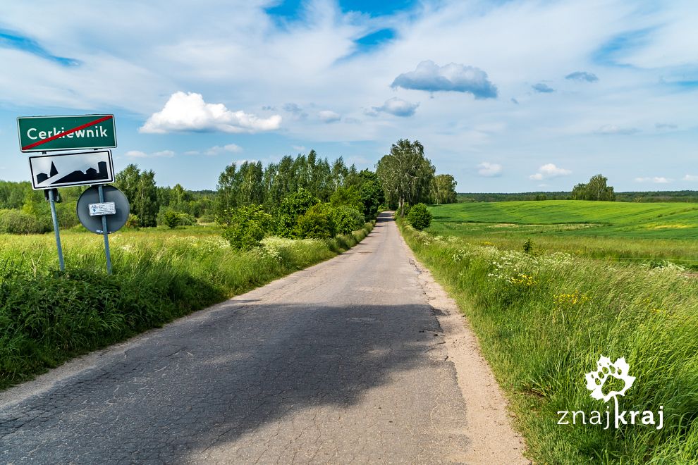 Tablica informacyjna szlaku z lewej strony drogi