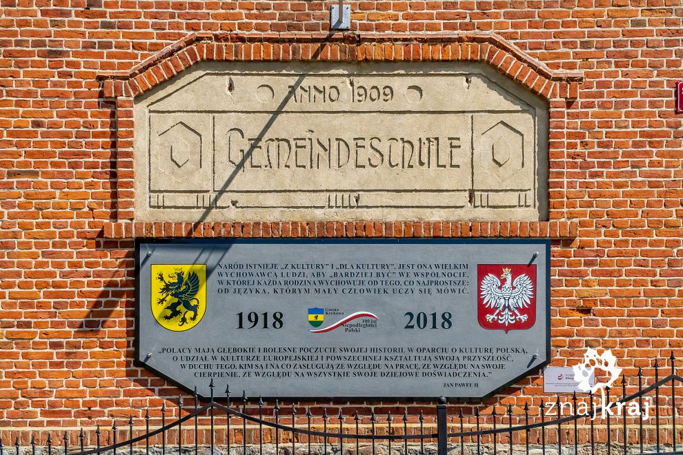 Tablice na szkole podstawowej w Żarnowcu