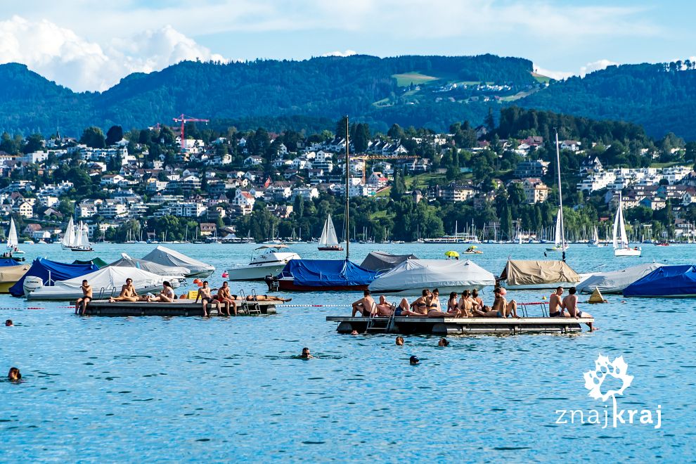 Tratwy zakotwiczone na Jeziorze Zuryskim