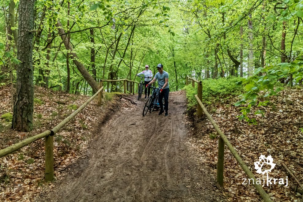 trudne-zejscie-z-przyczepka-rowerowa-po-