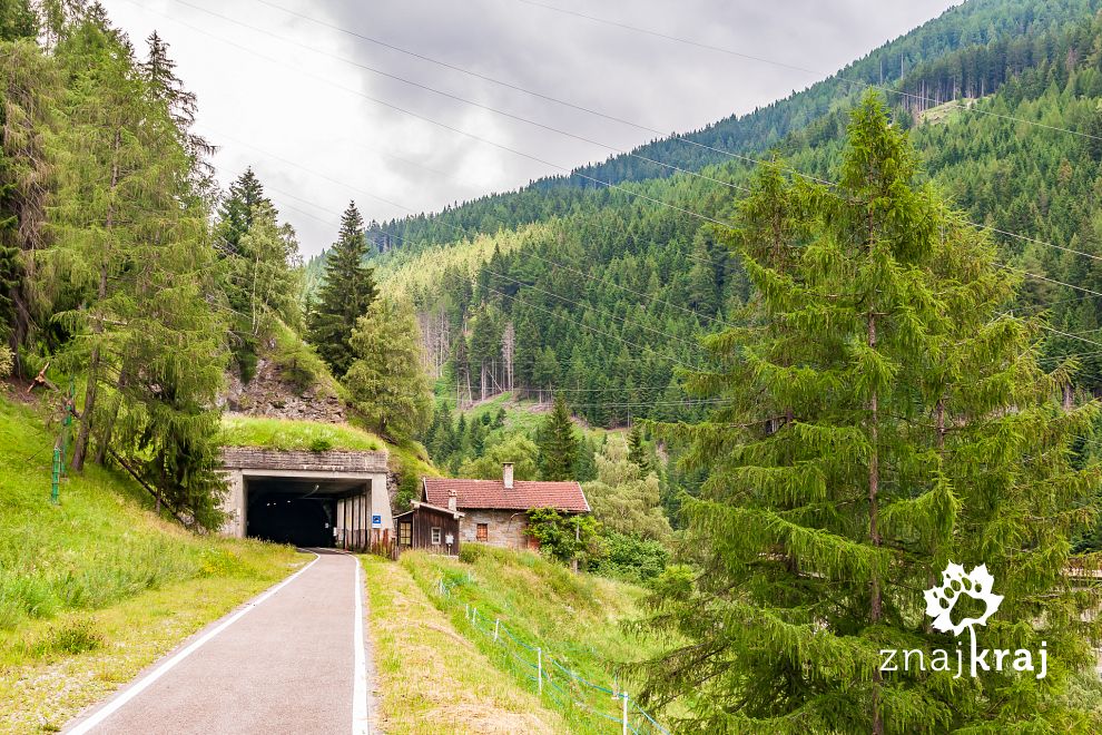 tunel-na-szlaku-rowerowym-w-alpach-polud