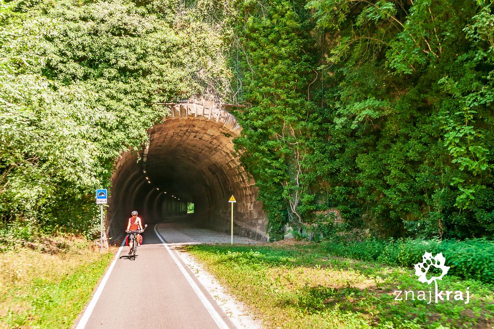 tunel-na-trasie-rowerowej-w-dolomitach-p