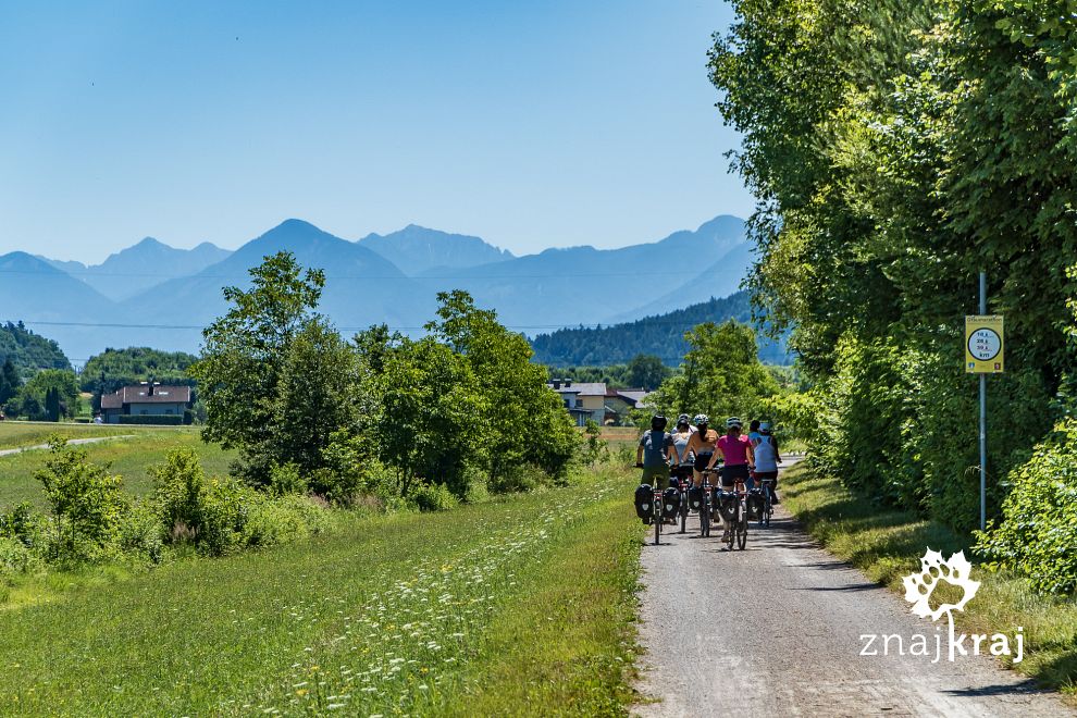 turysci-rowerowi-na-szlaku-kolo-villach-