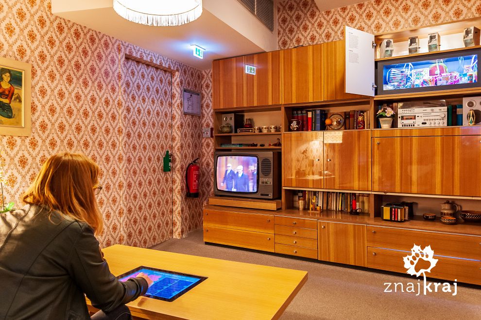 Typowy salon w mieszkaniu z wielkiej płyty z lat 70-tych
