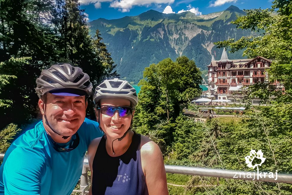 W tle Hotel Grand Giessbach nad jeziorem Brienzersee