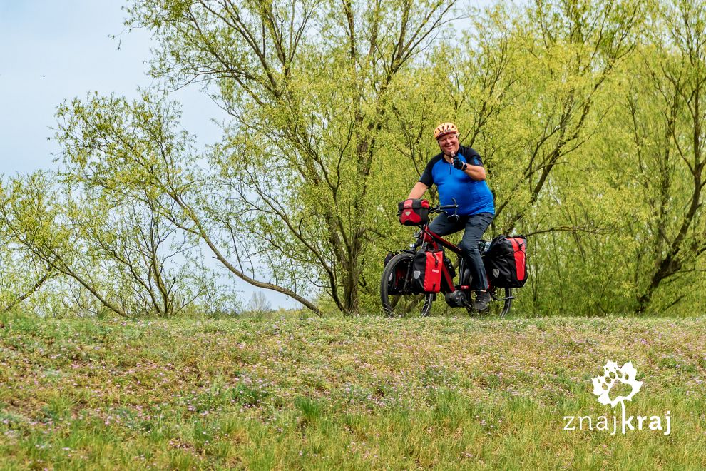 wesoly-rowerzysta-na-szlaku-odra-nysa-br