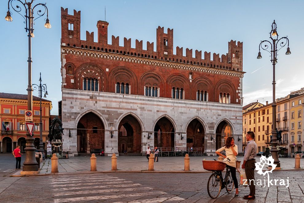 Włoska para pod Palazzo Comunale w Piacenzy