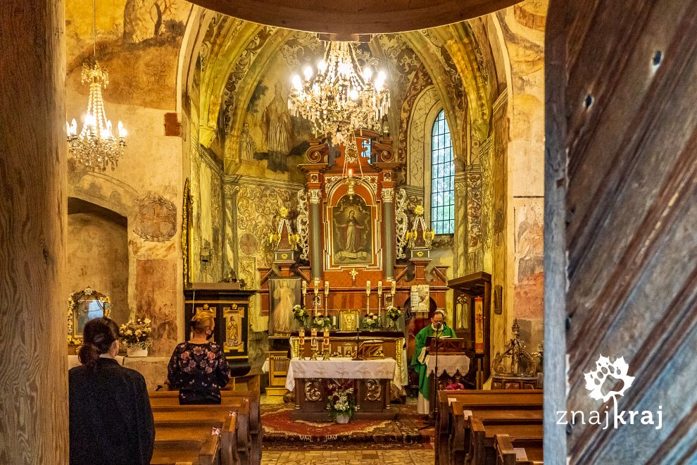 Wnętrze kościoła w Zbyszycach