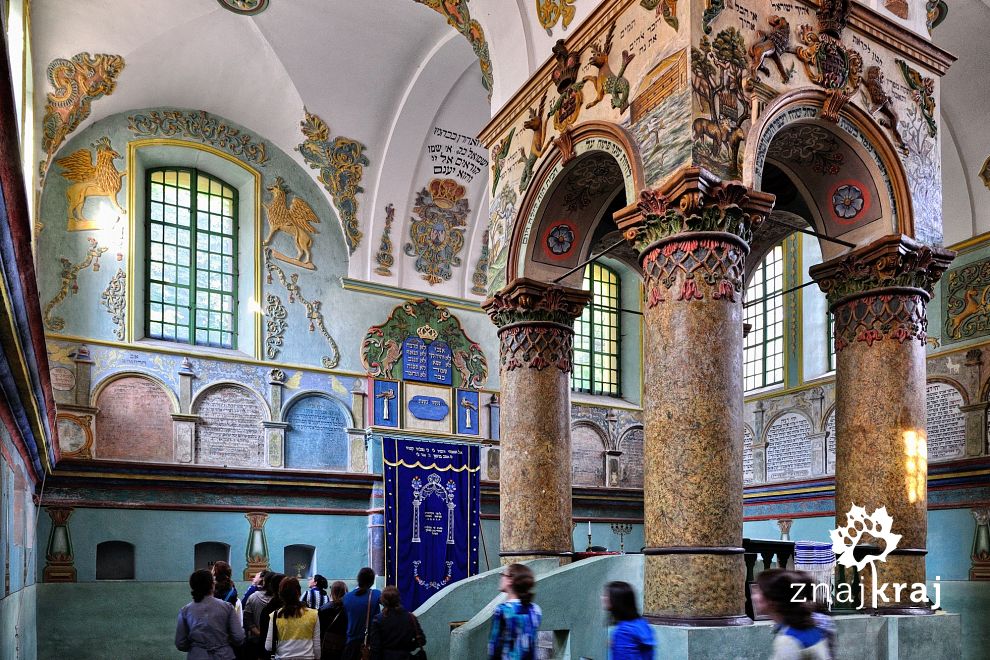 Wnętrze synagogi w Leżajsku
