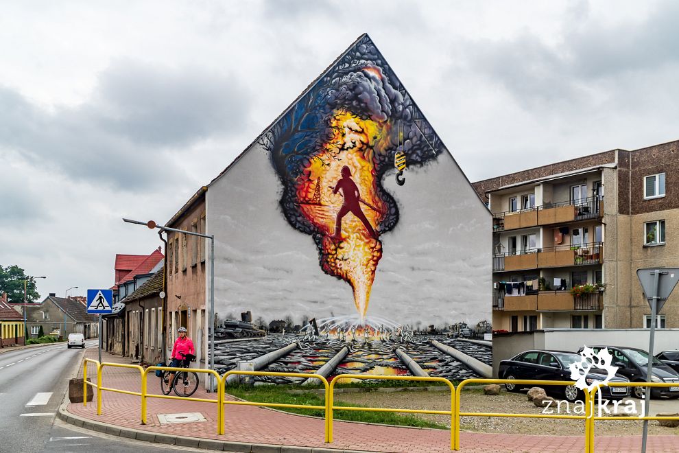 Wybuch ropy na muralu w Karlinie