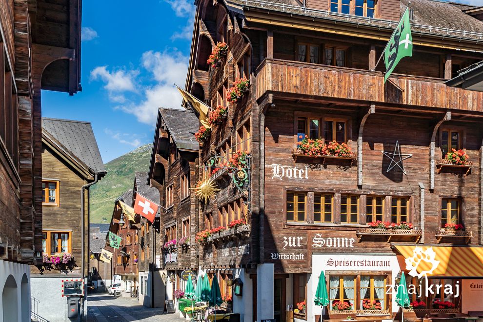 Zabytkowe domy w Andermatt