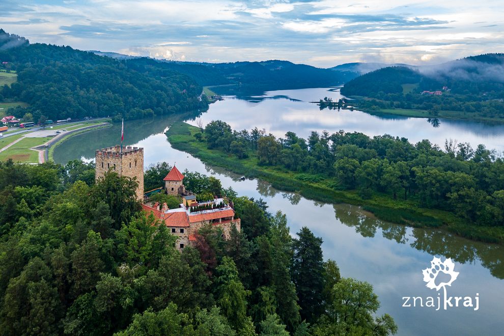 Zamek Tropsztyn nad wodami Jeziora Czchowskiego