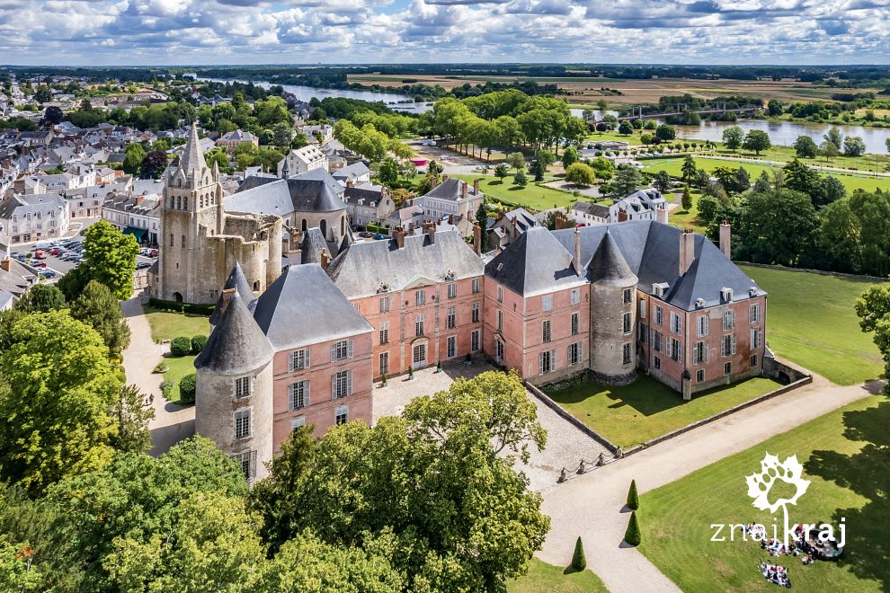 zamek-w-meung-sur-loire-we-francji-dolin